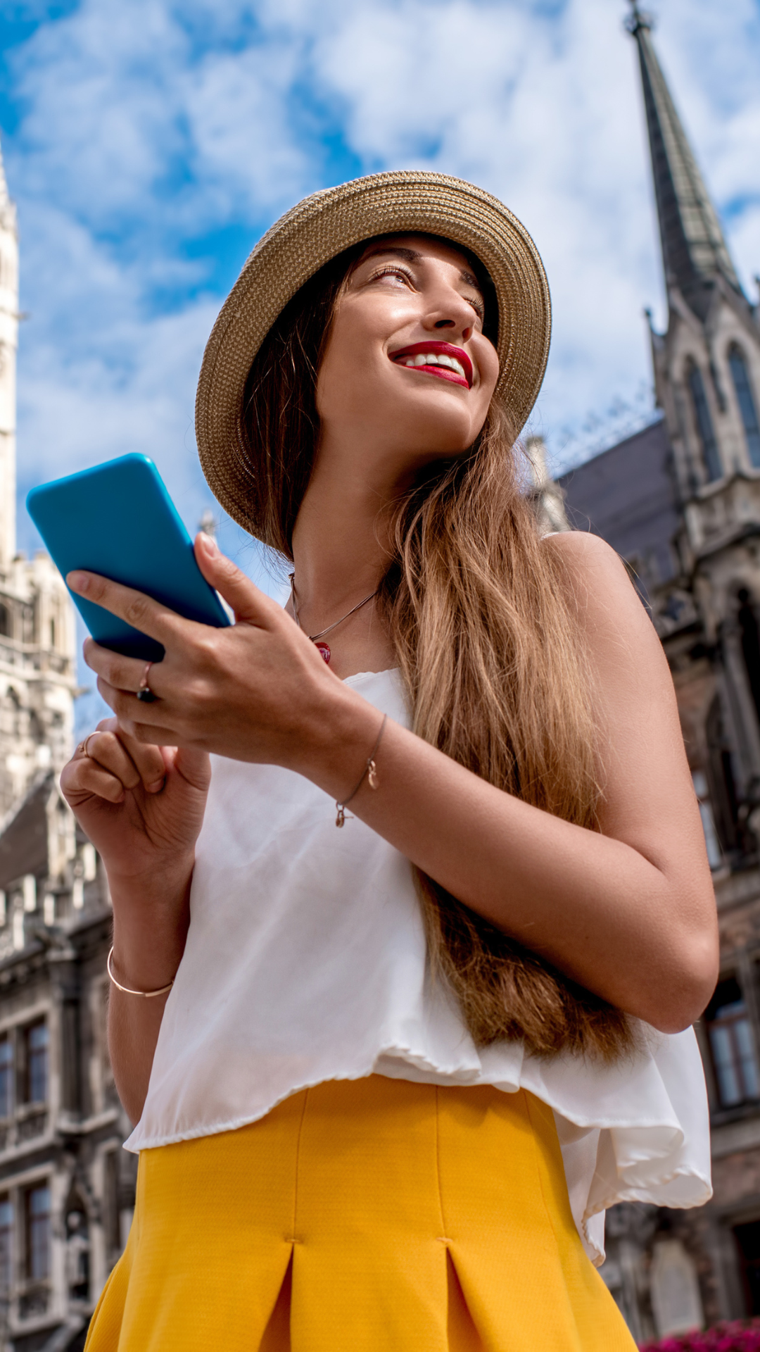 Traveler using DataLendR eSIM